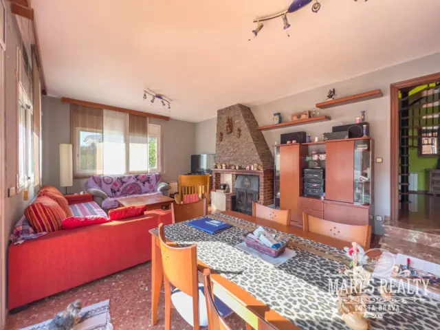 Chalet in Urbanitzacions del Nord photo 4