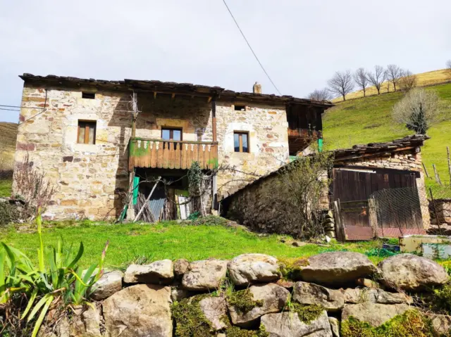 House on Calle Diseminado Yera Poligono 8, No. Information Not Available