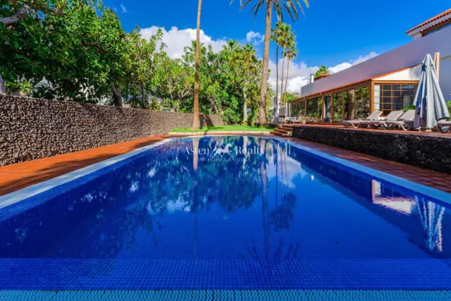 Villa for sale in Playa de Troya