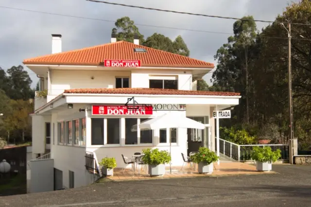 Hotel for sale in A Estrada, located on one of the routes of the Camino de Santiago. It comprises 16 bedrooms, 10 with private bathrooms and 6 with two shared bathrooms. Additionally, it features two spacious halls of 250 m² and 120 m², perfect for events, celebrations or catering. On the first floor are the reception, lounge, bar, café, terrace and a fully equipped industrial kitchen. The ground floor houses the laundry room, wine cellar, cold storage rooms and a storage area. The hotel is fitted with solar panels for hot water and a 10,000-litre diesel tank, ensuring energy efficiency and autonomy. Its excellent location, functionality and capacity make it a unique investment opportunity in tourism in one of the most visited areas of Galicia. For more information, contact us at INMOPONTE PEREGRINA 63 PONTEVEDRA