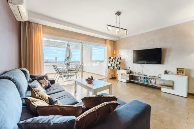 Top-floor apartment on Calle de Madrid, 3
