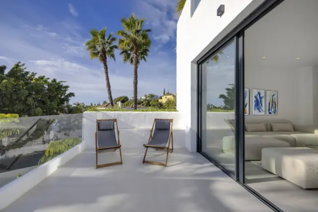 Duplex penthouse with 3 bedrooms for sale in Golden Hills Estepona. Each residence combines contemporary design with high-end finishes, featuring exquisite Italian porcelain flooring, Air Zone air conditioning in every room, a home automation system, electric blinds, luxury modern kitchens and bathrooms, and advanced lighting systems to create an atmosphere of comfort and sophistication. The terraces are spacious and include a jacuzzi, while the ground-floor duplexes come with a private pool. Each house includes one underground parking space. Common areas feature gardens, swimming pools, a fully equipped gym, and a coworking area for all residents. Delivery June 2026