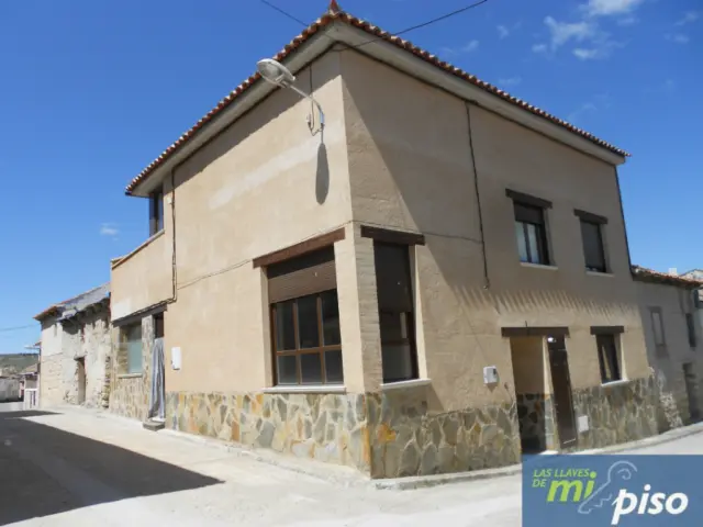Chalet for sale in Calle de Crespos, number 1, Castrodeza of 128.000 €