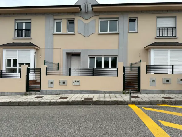 Semi-detached house on Calle de Alza, 43