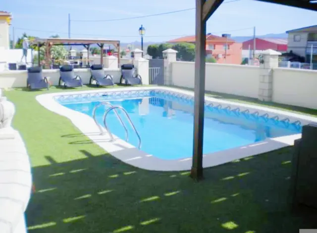 Semi-detached chalet on Avenida de los Almendros, 1
