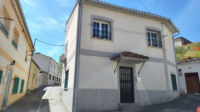 Chalet pareado en calle de José Antonio, 8