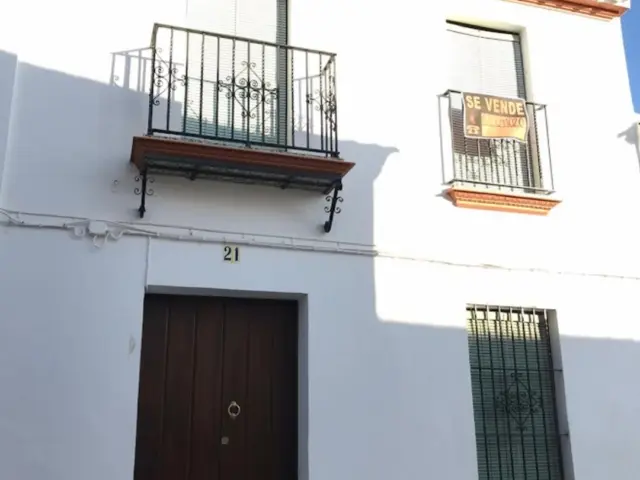 Semi-detached house on Calle de la Fuente, 23