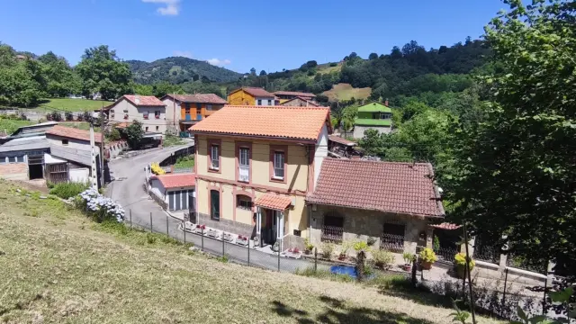 Semi-detached house on Calle Samuño, 1