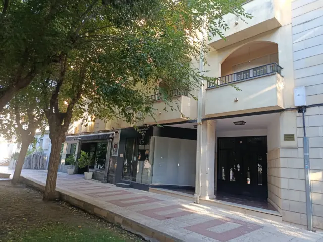Apartment for sale on Avenida de Andalucía, 68, Padul. This apartment features 3 bedrooms, 2 bathrooms, a living room, kitchen, storage room, and laundry area. It includes a balcony-terrace.