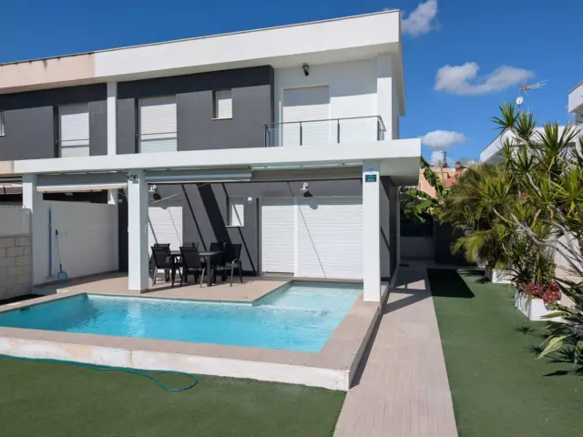 Detached house on Carrer de Malta, 74