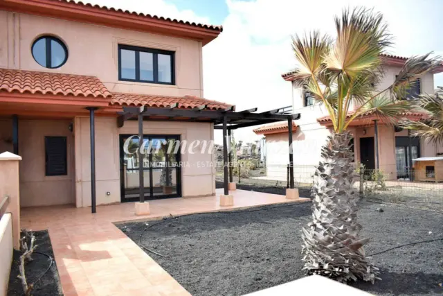 Duplex for sale in C. Majanicho, La Oliva of 225.000 €