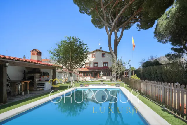 Semi-detached chalet on Calle de Encina, no. sn
