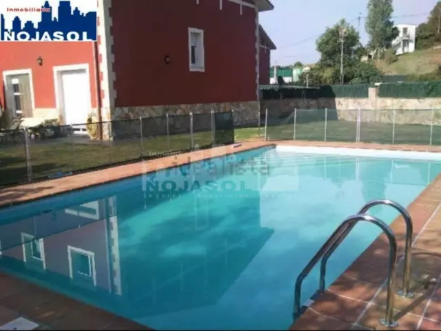 Semi-detached chalet on Avenida Trasmiera photo 3