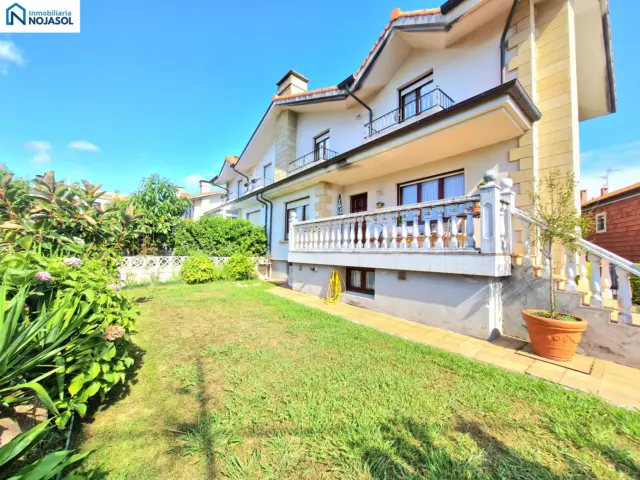 Semi-detached chalet in Barrio de la Zoña