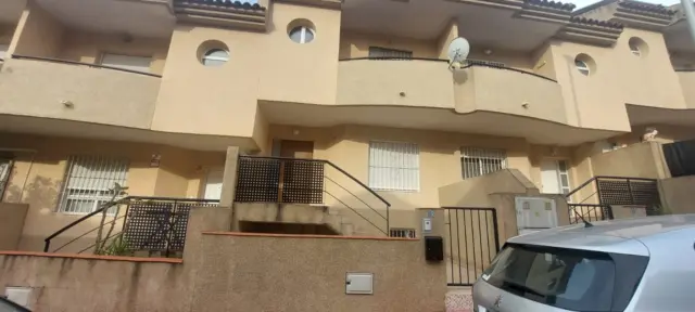 Semi-detached chalet on Calle de la Infanta Elena