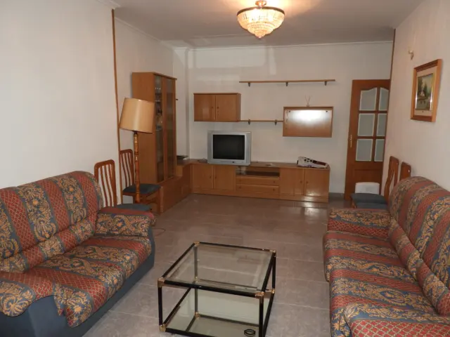 Apartment for sale in Tobarra, with a usable area of 100 m², featuring 4 bedrooms, 2 bathrooms, living-dining room, kitchen, laundry room, garage, storage room, lift, individual heating, aluminium external joinery, wooden internal joinery, built-in wardrobes, ceramic tile flooring, terrace, double glazing, automatic intercom, fully furnished. Located in the town centre. photo 13