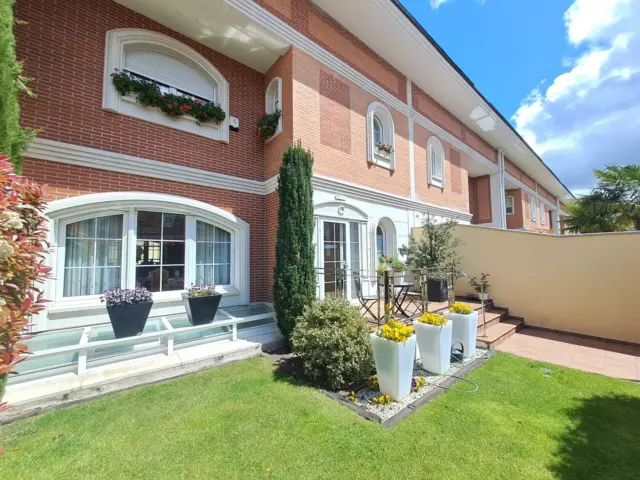 Chalet adosado en calle Hijos de Santiago Rodríguez