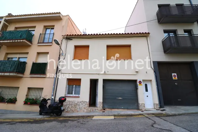 Casa en venta en Travessera de Jaume Gras, Centre (Sant Feliu de Guíxols) de 231.000 €