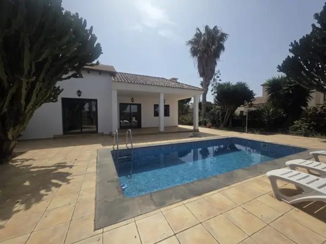 Casa en calle Almendrero