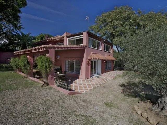 Casa en venta en Avenida de las Cumbres, Elviria (Distrito Las Chapas. Marbella) de 975.000 €