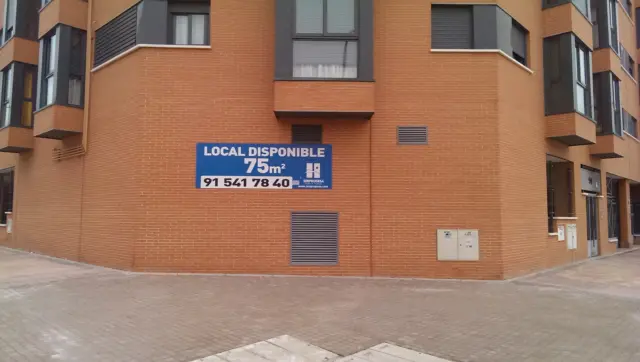 Local comercial en venta en Calle de Entrepeñas, 86, Entrevías (Distrito Puente de Vallecas. Madrid Capital) de 165.000 €