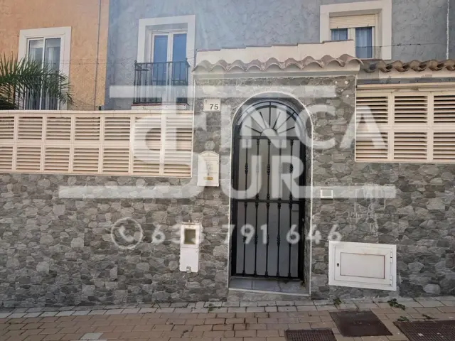 Semi-detached house on Avenida de la Envia