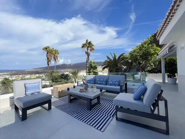 Villa on Avenida de Europa