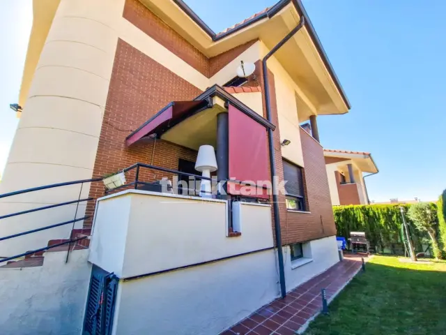 Semi-detached house on Calle de Cervantes