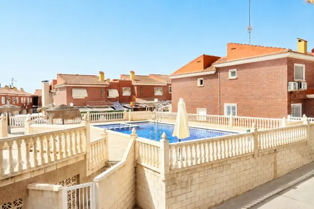 Semi-detached house on Carrer de Logroño
