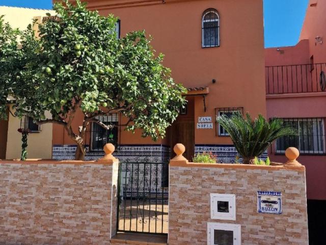 Casa adosada en venta en Las Brisas, Los Naranjos-Las Brisas (Distrito Nueva Andalucía. Marbella) de 465.000 €