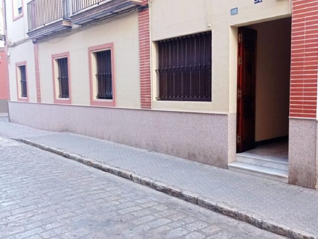 Casa adosada en venta en Calle de Álvarez Quintero, 1, Utrera de 160.000 €