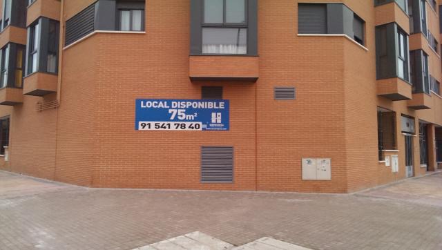 Local comercial en alquiler en Calle de Entrepeñas, 86, Entrevías (Distrito Puente de Vallecas. Madrid Capital) de 925 €<span>/mes</span>