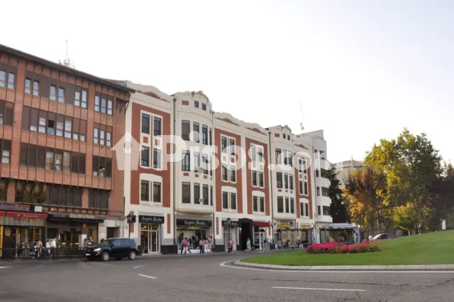 Local comercial en alquiler en Plaza de León, Centro (Palencia Capital) de 3.000 €<span>/mes</span>