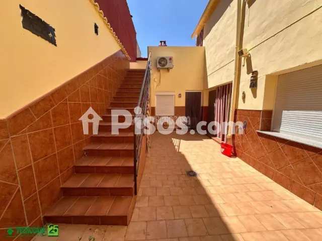 Casa adosada en venta en La Solana