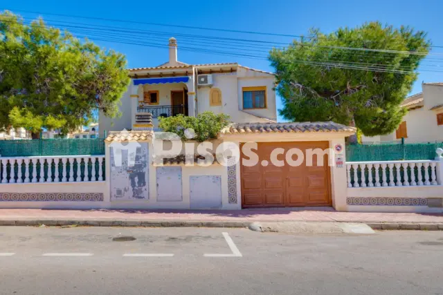 Chalet en venta en Calle Baco, Playa de los Locos-Los Frutales-Cabo Cervera (Torrevieja) de 365.000 €