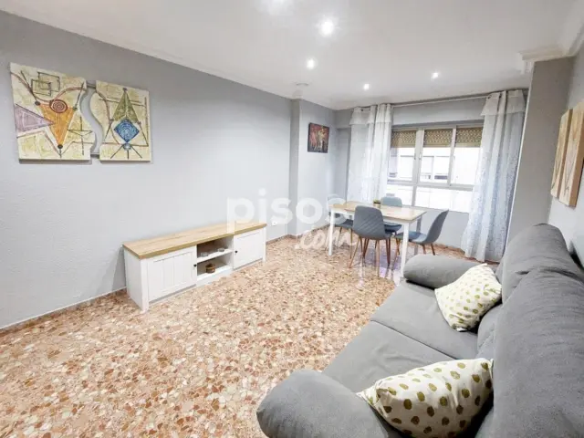 Piso en alquiler en Pisos Azules, Reina Victoria-Poeta Miguel Hernández (Distrito Núcleo Urbano. Elx - Elche) de 900 €<span>/mes</span>