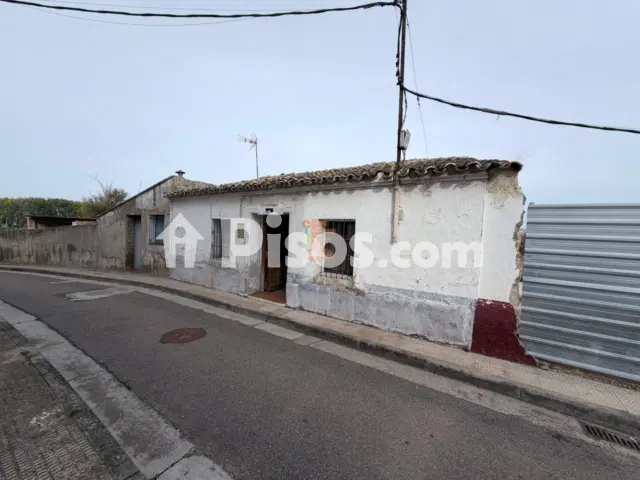 Chalet en venta en Calle del Tenor Fleta, Alagón de 200.000 €
