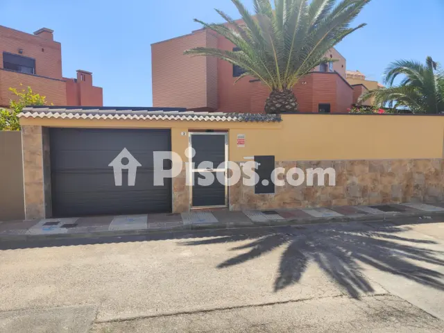Chalet en venta en Calle Dinamarca, 2, Las Salinas (Distrito Núcleo Urbano. Roquetas de Mar) de 575.000 €