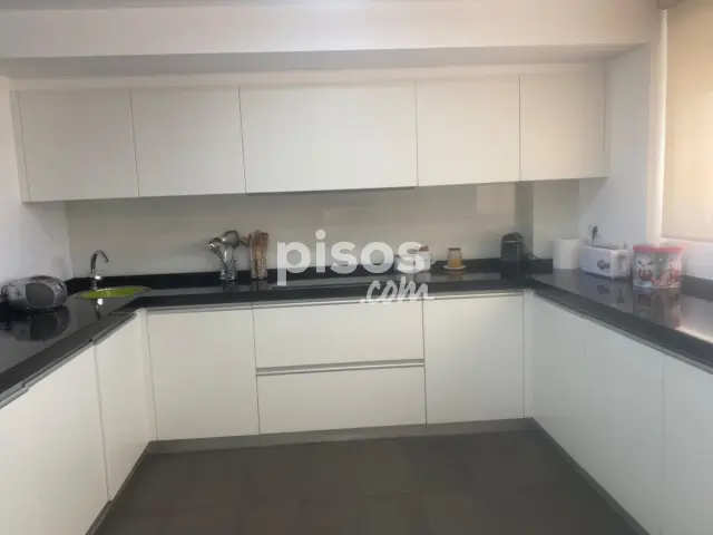 Chalet en alquiler en Urbanització los Lagos, cerca de Calle de los Girasoles, Alginet de 3.500 €<span>/mes</span>