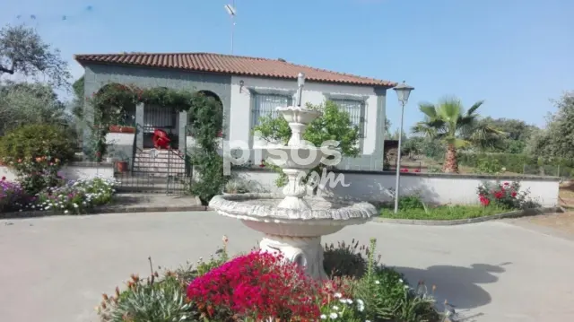 Chalet en venta en Ctra de Sevilla - Ronda Sur, Los Montitos-Carretera de Sevilla (Badajoz Capital) de 220.000 €