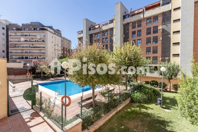 Piso en venta en Calle Pdta Jose Fernandez Mtnez, Número 6, Los Periodistas-Parque Almunia-Albayda (Granada Capital) de 379.000 €