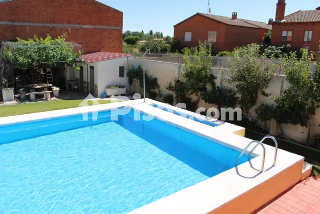 Chalet en venta en Calle Cañada Arboleda, Número 15, Laguna de Duero de 220.000 €