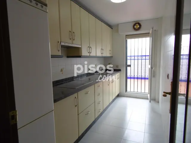 Piso en alquiler en Calle de la Raya Real, Zona Avenida de Juan Diego (Bormujos) de 750 €<span>/mes</span>