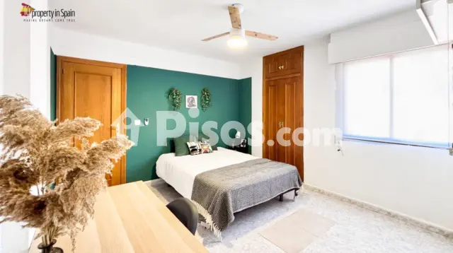 Habitación en alquiler en Carrer Devesa, Altozano (Distrito Campoamor-Altozano. Alicante - Alacant) de 400 €<span>/mes</span>