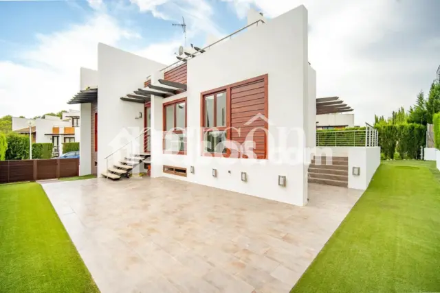 Chalet en alquiler en Calle 22, Chiva de 2.300 €<span>/mes</span>