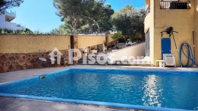 Chalet en venta en Calle de los Pirineos, Las Filipinas-Villamartín-Canal Norte (Distrito Orihuela Costa. Orihuela) de 450.000 €