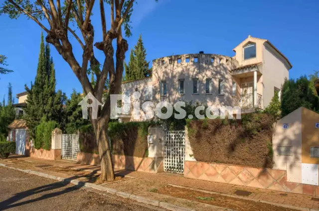 Chalet en venta en Avenida de las Mimosas, cerca de Avenida de las Begonias, El Zaudín-Club de Golf (Bormujos) de 559.500 €