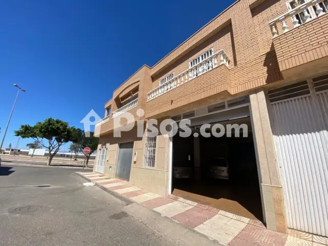 Casa adosada en venta en Carretera de la Mojonera, cerca de Avenida de Pablo Picasso, Centro (Distrito Núcleo Urbano. Roquetas de Mar) de 189.000 €