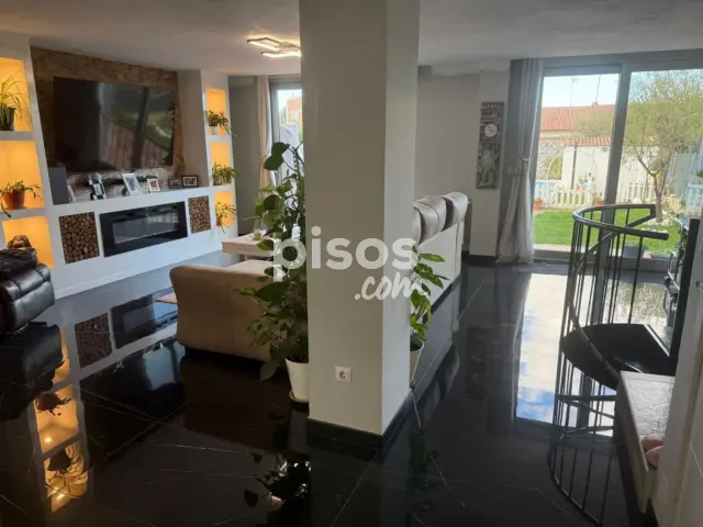 Casa adosada en venta en Calle de Hoyo de la Arena, Valdestillas de 199.000 €