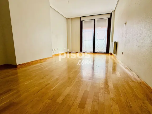 Piso en alquiler en Calle del Padre Manjón, cerca de Calle de Levante, Las Flores-San Isidro-Pajarillos (Valladolid Capital) de 700 €<span>/mes</span>